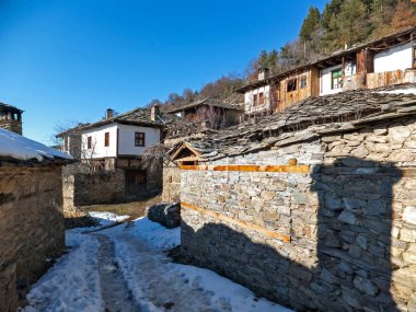 Otantik ondokuzuncu yüzyıl evleriyle Leshten Köyü, Blagoevgrad Bölgesi, Bulgaristan