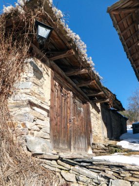 Otantik ondokuzuncu yüzyıl evleriyle Leshten Köyü, Blagoevgrad Bölgesi, Bulgaristan
