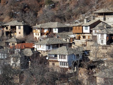 Otantik ondokuzuncu yüzyıl evleriyle Leshten Köyü, Blagoevgrad Bölgesi, Bulgaristan