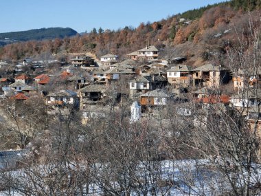 Otantik ondokuzuncu yüzyıl evleriyle Leshten Köyü, Blagoevgrad Bölgesi, Bulgaristan