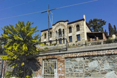 Selanik 'teki Ano Poli' de tipik bir sokak ve bina.,