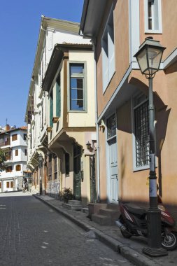 Selanik 'teki Ano Poli' de tipik bir sokak ve bina.,