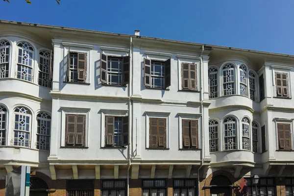 Typical street and building at Ano Poli in city of Thessaloniki, — ストック写真