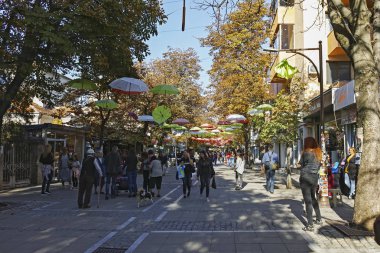 Bulgaristan 'ın Blagoevgrad kentinde sokak şemsiyelerle kaplı