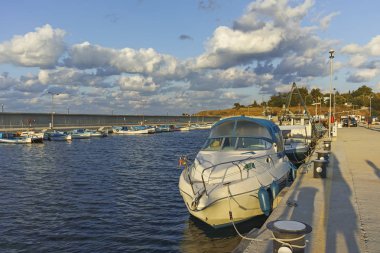 Bulgaristan 'ın Chernomorets limanının günbatımı görünümü