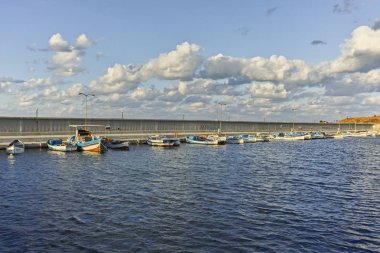 Bulgaristan 'ın Chernomorets limanının günbatımı görünümü