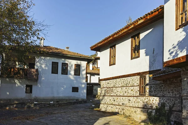 Gata och hus i gamla stan i Blagoevgrad, Bulgarien — Stockfoto
