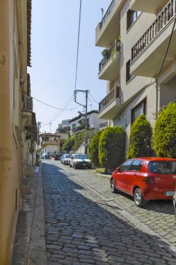 KAVALA, GREECE - 22 Haziran 2019: Yunanistan 'ın eski Kavala kenti, Doğu Makedonya ve Trakya kentindeki tipik sokak ve evler