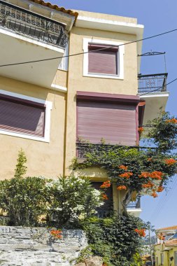 Kavala şehrinin eski kentinde tipik sokak ve evler, Yunanistan