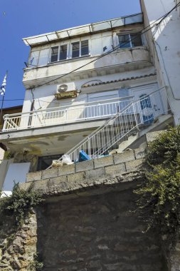 Kavala şehrinin eski kentinde tipik sokak ve evler, Yunanistan