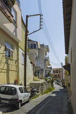 Kavala şehrinin eski kentinde tipik sokak ve evler, Yunanistan