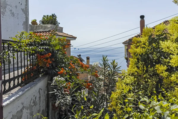 Típica calle y casas en el casco antiguo de la ciudad de Kavala, Grecia — Foto de Stock