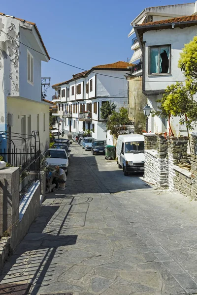Rua típica e casas na cidade velha da cidade de Kavala, Greece — Fotografia de Stock