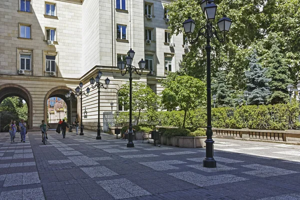 Calle típica en el centro de la ciudad de Sofia — Foto de Stock