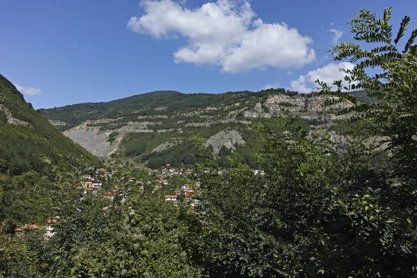 Iskar Gorge y pueblo de Tserovo, montañas de los Balcanes, Bulgaria —  Fotos de Stock
