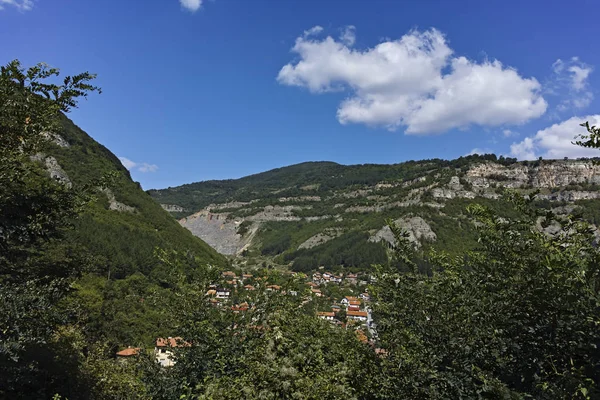 Iskar Gorge ve Çerovo köyü, Balkan Dağları, Bulgaristan — Stok fotoğraf
