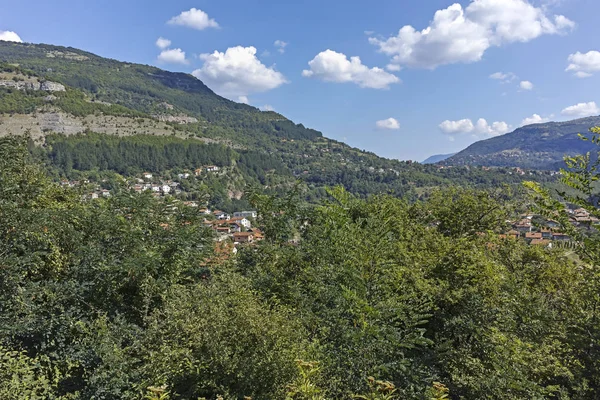 Iskar Gorge e villaggio di Tserovo, Monti Balcani, Bulgaria — Foto Stock