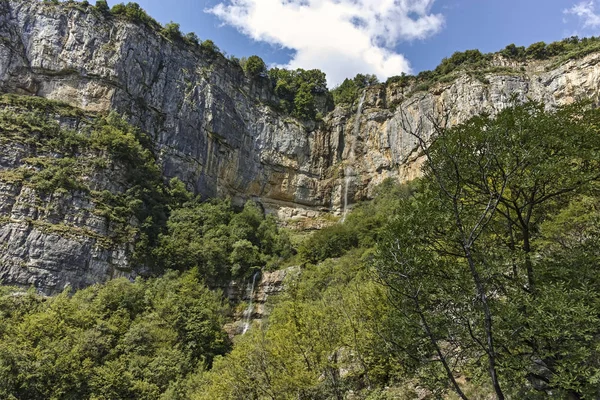 Cascata Skaklya vicino al villaggio di Zasele, Monti Balcani, Bulg — Foto Stock