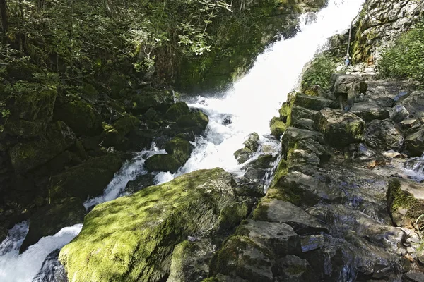 Gola di Iskar e piccola cascata al sentiero Vazova, montagna dei Balcani — Foto Stock