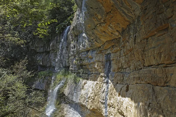 Cascata Skaklya vicino al villaggio di Zasele, Monti Balcani, Bulg — Foto Stock