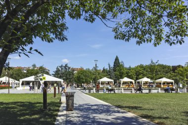 Ulusal Kültür Sarayı 'nın önüne park et.