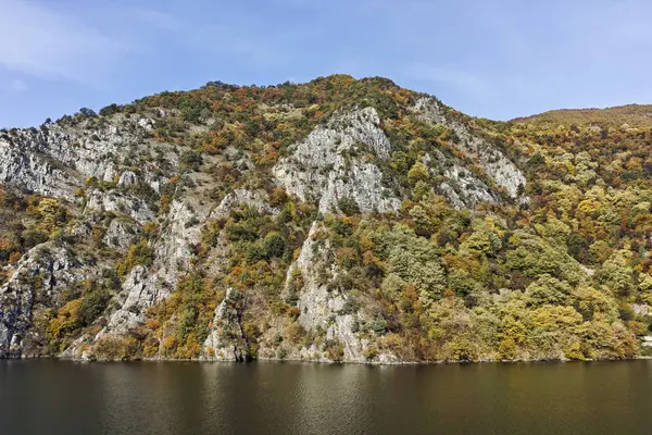 Krichim reservoir am rhodopes mountain, bulgarien — Stockfoto