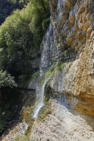 Cascata Skaklya alle montagne dei Balcani, Bulgaria — Foto Stock