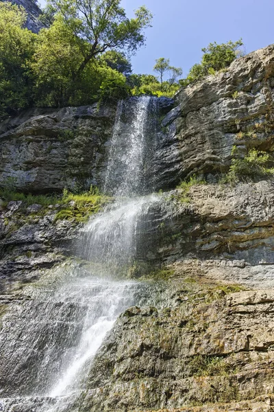 Cachoeira Skaklya nas montanhas dos Balcãs, Bulgária — Fotografia de Stock
