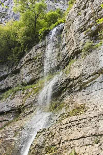 Cascata Skaklya alle montagne dei Balcani, Bulgaria — Foto Stock