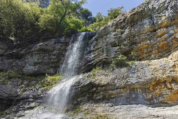 Cascata Skaklya alle montagne dei Balcani, Bulgaria — Foto Stock