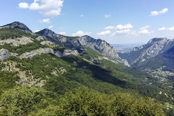 Landscape of Balkan Mountains with Vratsata pass, Bulgaria — Stock Photo, Image