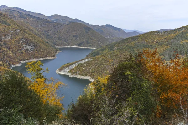 Herfstlandschap met Tsankov Kamak Reservoir, Bulgarije — Stockfoto