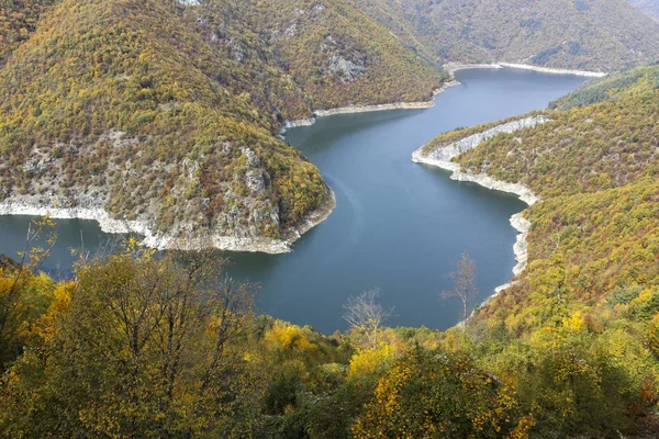 Herbstlandschaft mit Tansankov-Kamak-Stausee, Bulgarien — Stockfoto