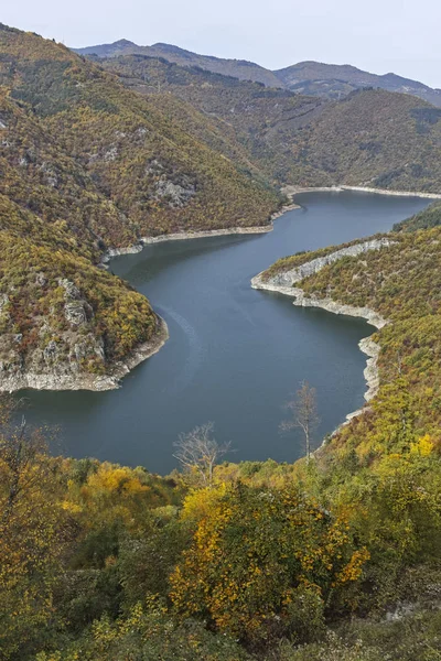 Herfstlandschap met Tsankov Kamak Reservoir, Bulgarije — Stockfoto