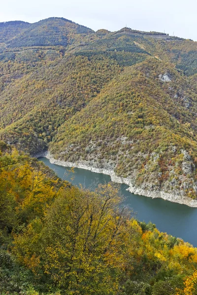 Herfstlandschap met Tsankov Kamak Reservoir, Bulgarije — Stockfoto