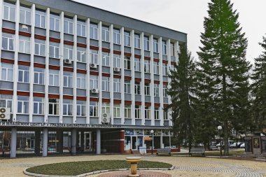 Bulgaristan 'ın Dimitrovgrad kentindeki tipik sokak ve bina