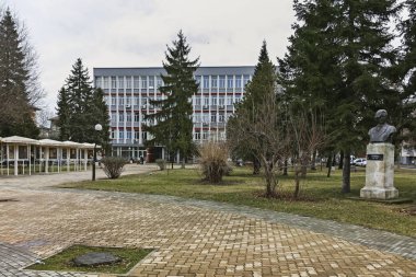 Bulgaristan 'ın Dimitrovgrad kentindeki tipik sokak ve bina
