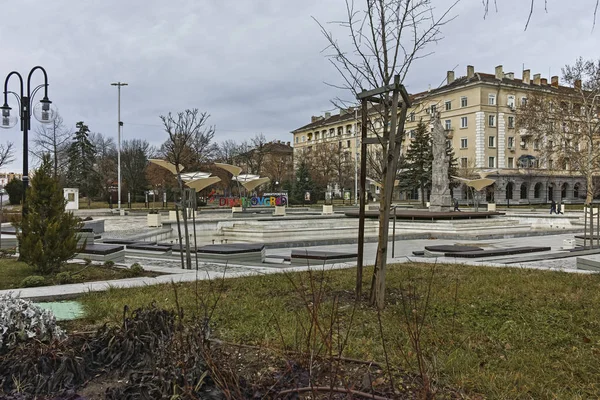 Rua típica e edifício na cidade de Dimitrovgrad, Bulgária — Fotografia de Stock