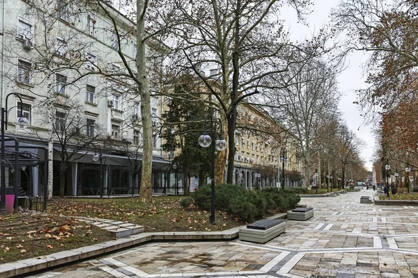 Bulgaristan 'ın Dimitrovgrad kentindeki tipik sokak ve bina — Stok fotoğraf