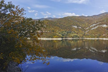 Bulgaristan 'ın Vacha Reservoir kentinde sonbahar kepçesi
