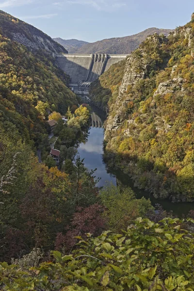 Herbstkulisse des Vacha-Stausees, Bulgarien — Stockfoto