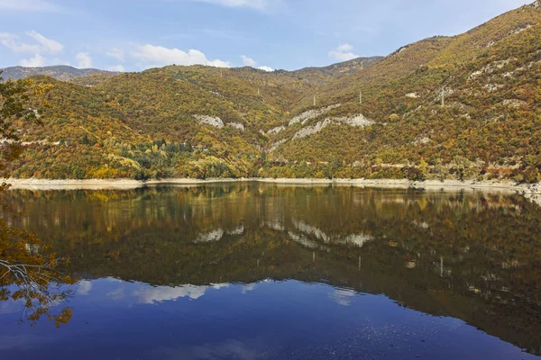 Herfst ladscape van het Vacha stuwmeer, Bulgarije — Stockfoto