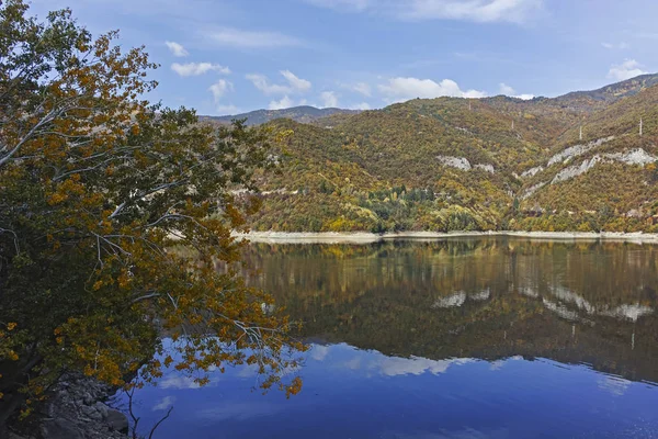 Herfst ladscape van het Vacha stuwmeer, Bulgarije — Stockfoto