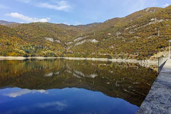 Herbstkulisse des Vacha-Stausees, Bulgarien — Stockfoto