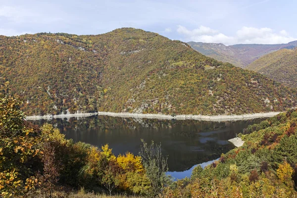Herbstkulisse des Vacha-Stausees, Bulgarien — Stockfoto