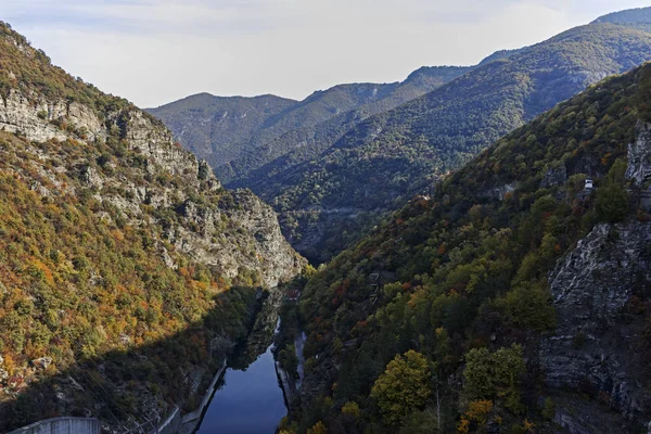 Herbstkulisse des Vacha-Stausees, Bulgarien — Stockfoto