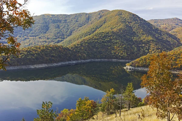 Herfst ladscape van het Vacha stuwmeer, Bulgarije — Stockfoto