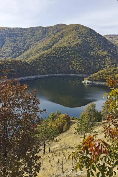 Outono ladscape do Vacha Reservoir, Bulgária — Fotografia de Stock