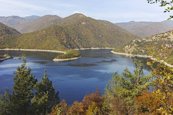 Herfst ladscape van het Vacha stuwmeer, Bulgarije — Stockfoto