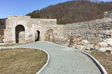 Antik Roma kalesinin kalıntıları Trajan 'ın Kapısı, Bulgaristan